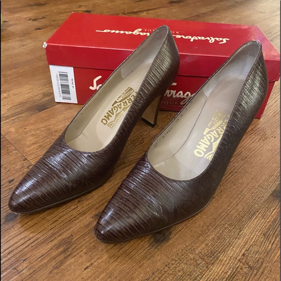 Salvatore Ferragamo alligator embossed brown leather heeled pump - Picture 3 of 7